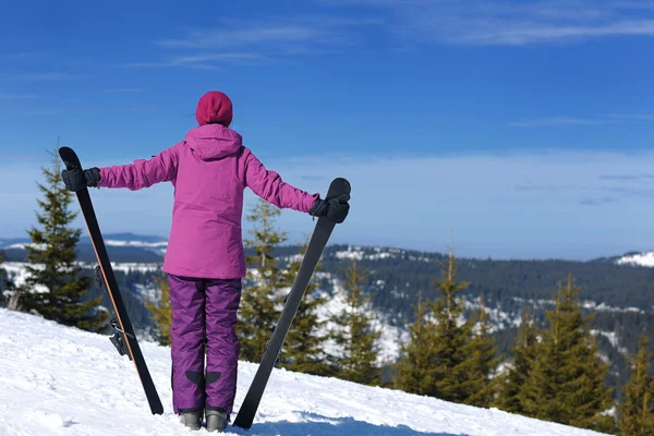 Vintern kvinna ski — Stockfoto