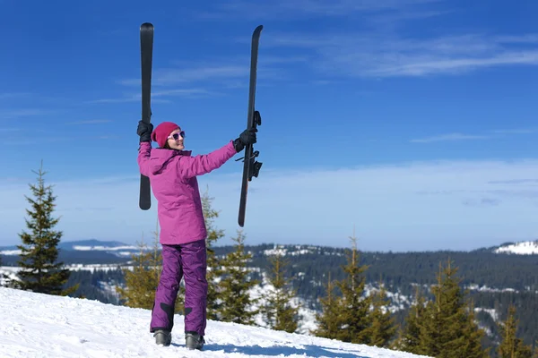 Winter vrouw ski — Stockfoto