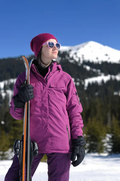 Invierno mujer esquí — Foto de Stock