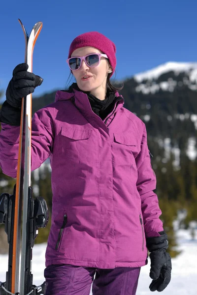 Invierno mujer esquí —  Fotos de Stock
