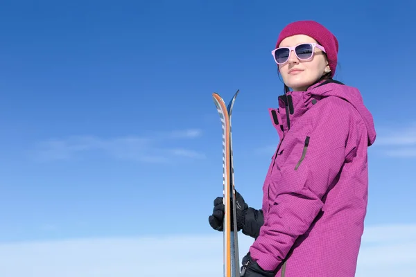 Inverno mulher esqui — Fotografia de Stock