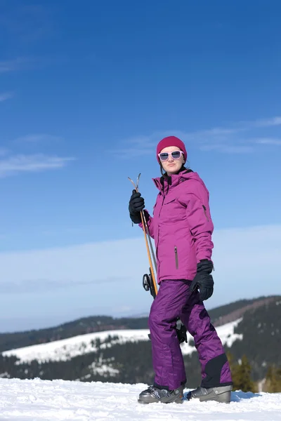 Vintern kvinna ski — Stockfoto
