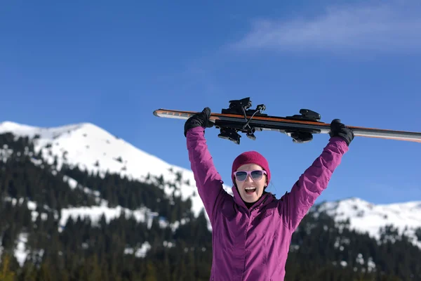 Kobieta narciarski — Zdjęcie stockowe