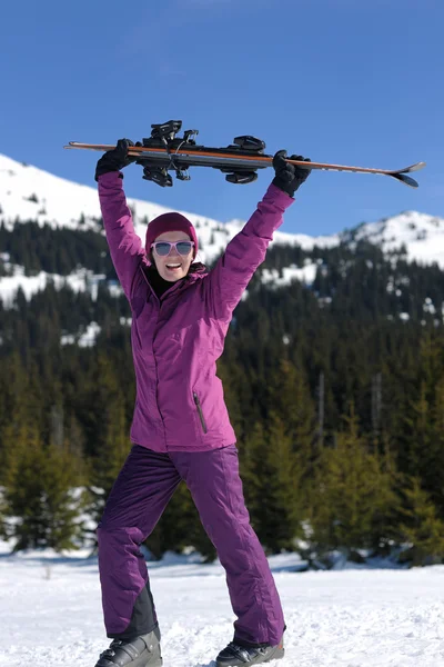 Winter vrouw ski — Stockfoto