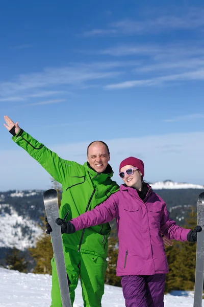 カップルの冬のスキー — ストック写真