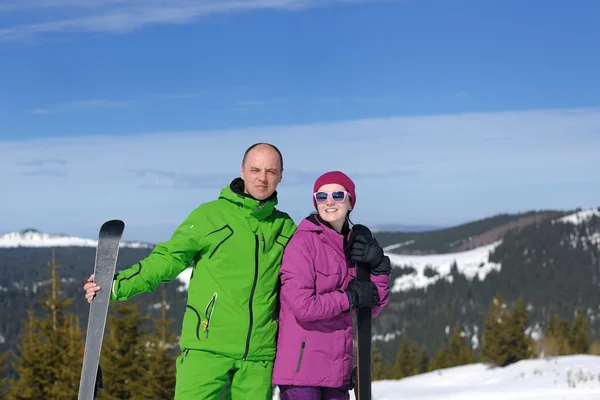 カップルの冬のスキー — ストック写真