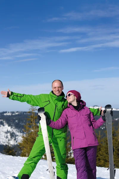 Paar Winterski — Stockfoto