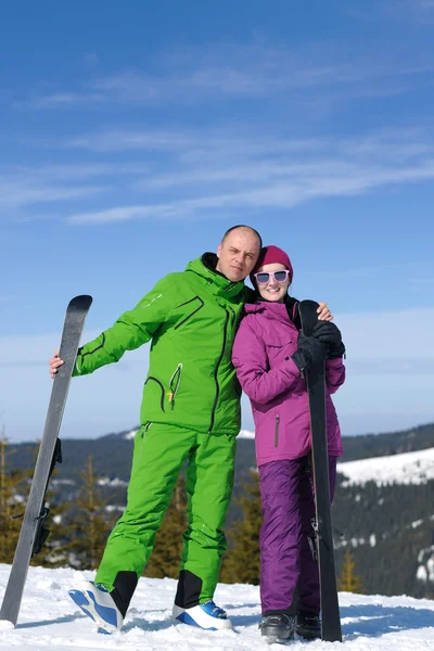 Pareja invierno esquí —  Fotos de Stock