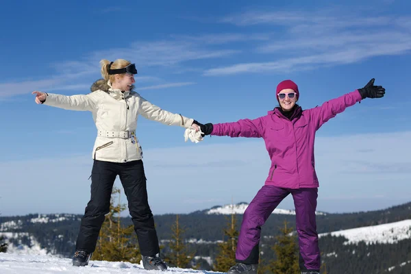 Stagione invernale divertimento con gruppo di ragazze — Foto Stock