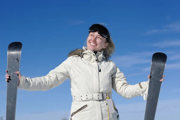 Зимові лижні жінка — стокове фото