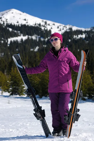 Invierno mujer esquí — Foto de Stock