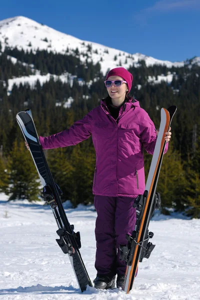 Winter vrouw ski — Stockfoto