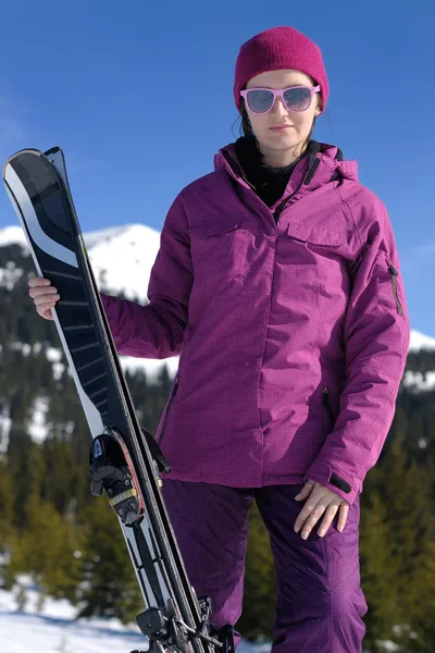 Kış kadın Kayak — Stok fotoğraf