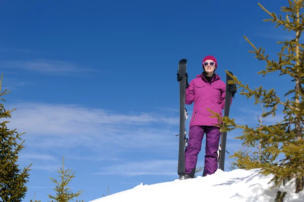 Зима женщина лыжи — стоковое фото