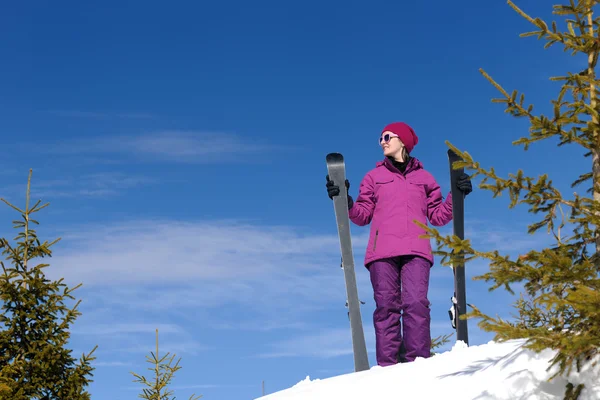 Winter vrouw ski — Stockfoto