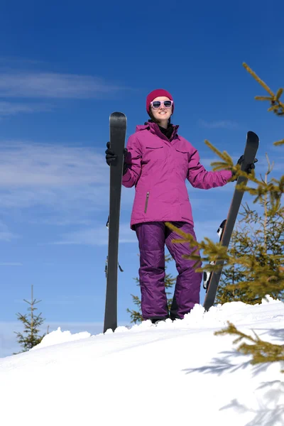 Winter vrouw ski — Stockfoto