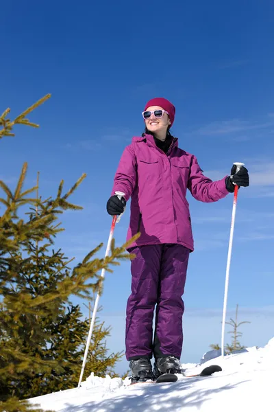 Vintern kvinna ski — Stockfoto