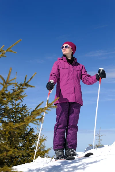 Winter vrouw ski — Stockfoto