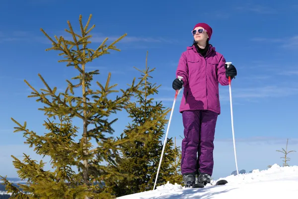 Winter vrouw ski — Stockfoto