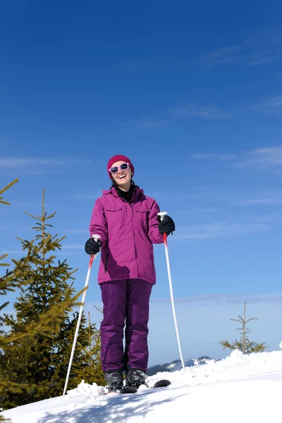 Invierno mujer esquí — Foto de Stock