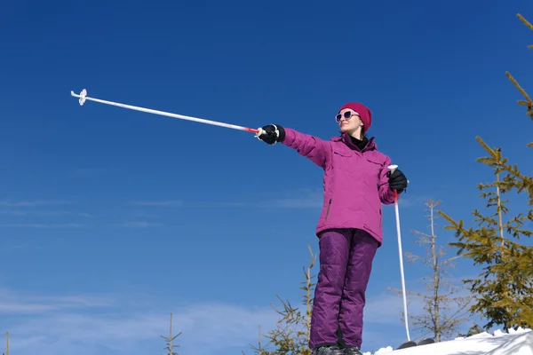 겨울 여자 스키 — 스톡 사진