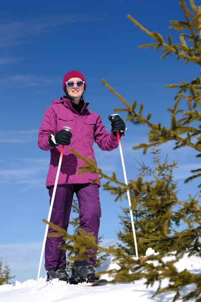 女性の冬のスキー — ストック写真