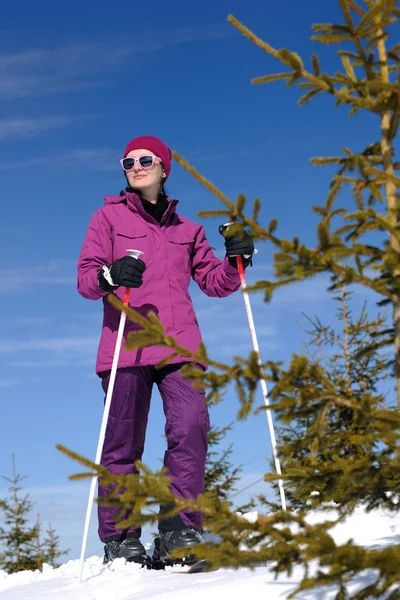 Зимові лижні жінка — стокове фото