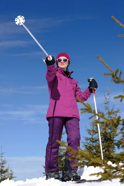 Winter vrouw ski — Stockfoto