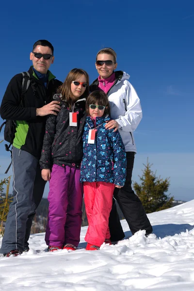 Portrét mladá rodina v zimě — Stock fotografie