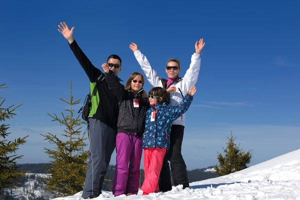 Retrato de familia feliz joven en invierno — Stockfoto