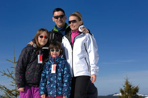 Porträt einer glücklichen jungen Familie im Winter — Stockfoto