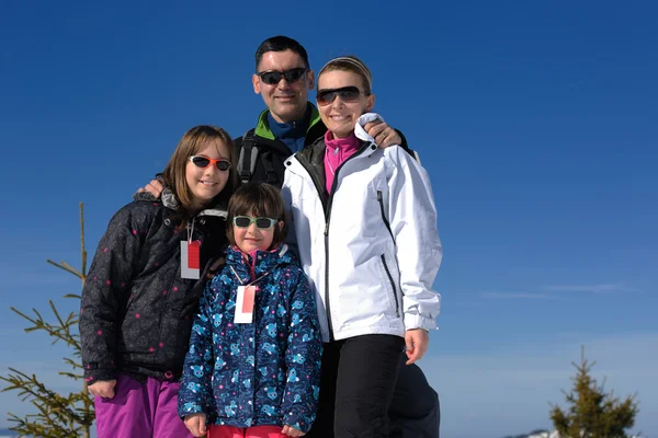 Retrato de familia feliz joven en invierno — Stockfoto