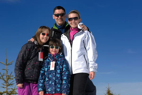 Retrato de familia feliz joven en invierno — Stockfoto