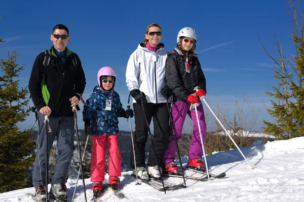 Retrato de familia feliz joven en invierno — Stockfoto