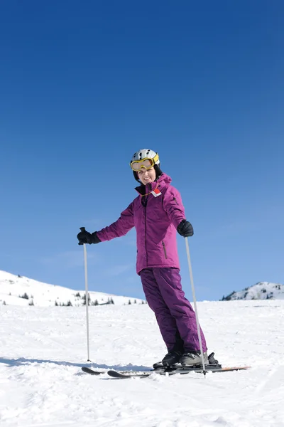 Kobieta narciarski — Zdjęcie stockowe
