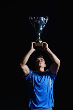 futbol oyuncuları zaferini kutluyor