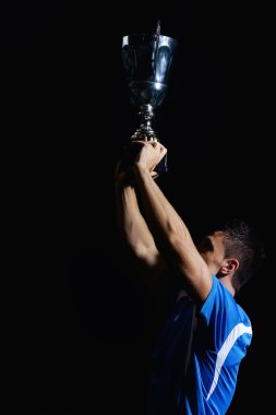 futbol oyuncuları zaferini kutluyor