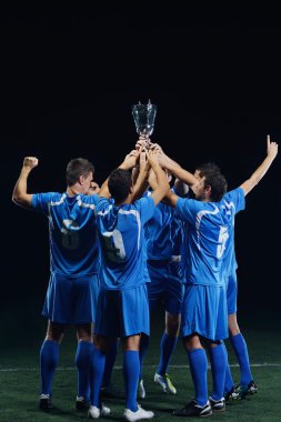 futbol oyuncuları zaferini kutluyor