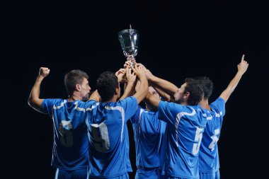 futbol oyuncuları zaferini kutluyor