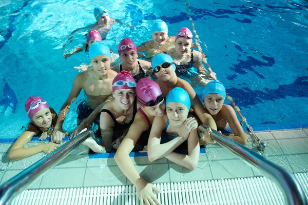 Glückliche Kinder im Schwimmbad — Stockfoto