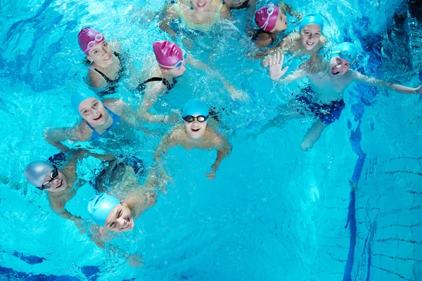 Enfants heureux à la piscine — Photo