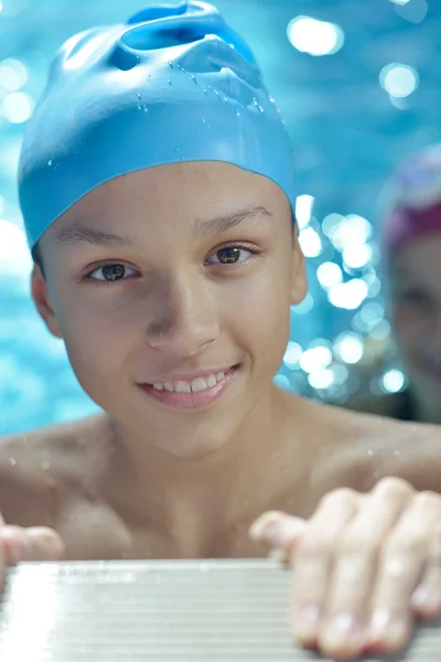 Enfant heureux sur la piscine — Photo