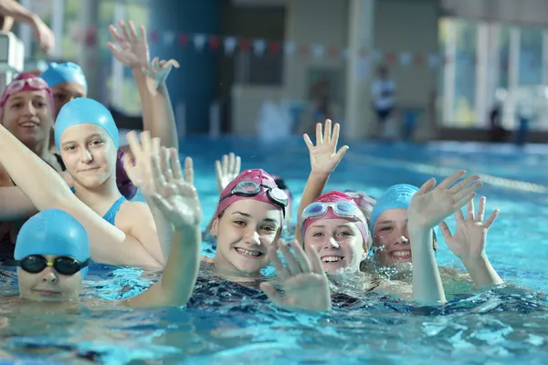 Enfants heureux à la piscine — Photo