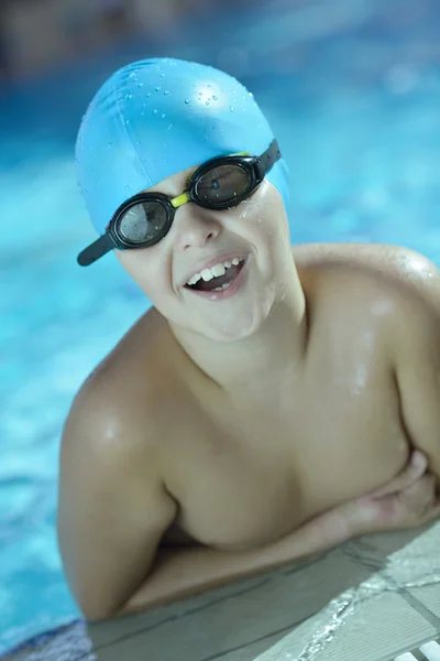 Bambino felice in piscina — Foto Stock