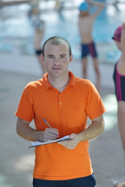 Enfants heureux à la piscine — Photo