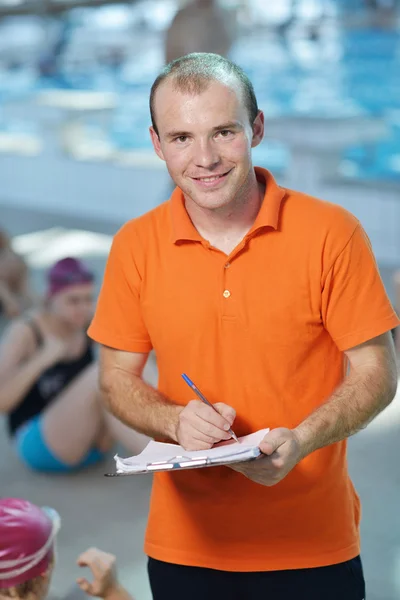 Enfants heureux à la piscine — Photo