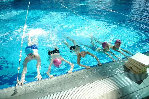 Glückliche Kinder im Schwimmbad — Stockfoto