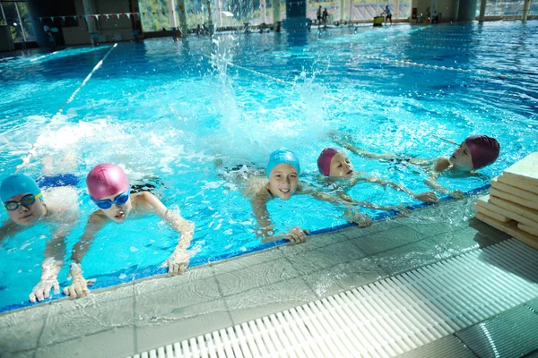 Niños felices en la piscina — Foto de Stock