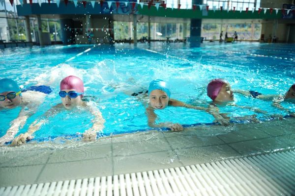 Glada barn vid pool — Stockfoto