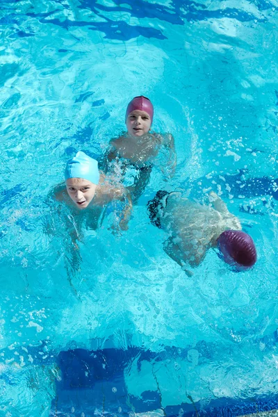 Gelukkig childrens bij zwembad — Stockfoto